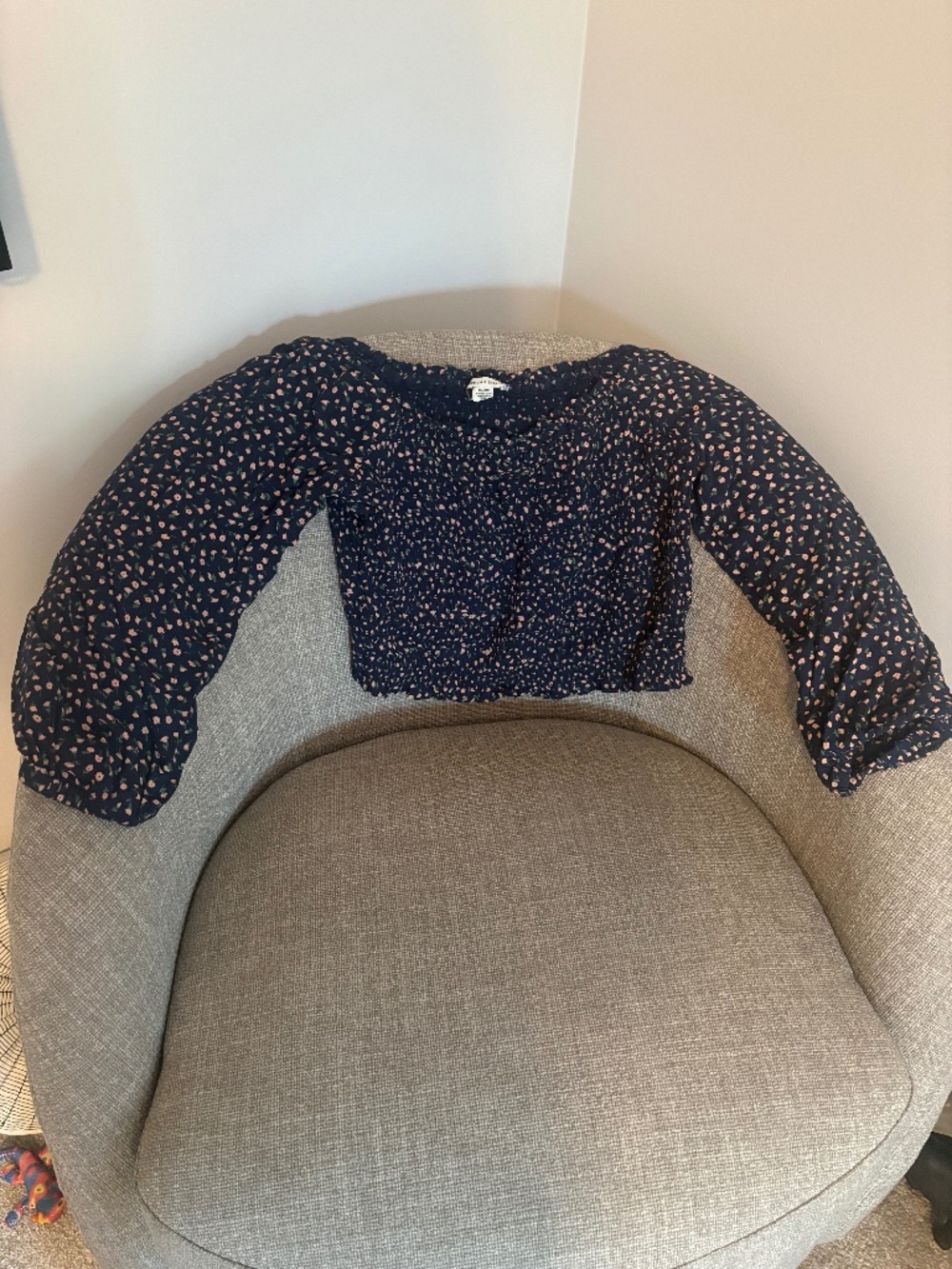 American Eagle cropped smocked peasant top